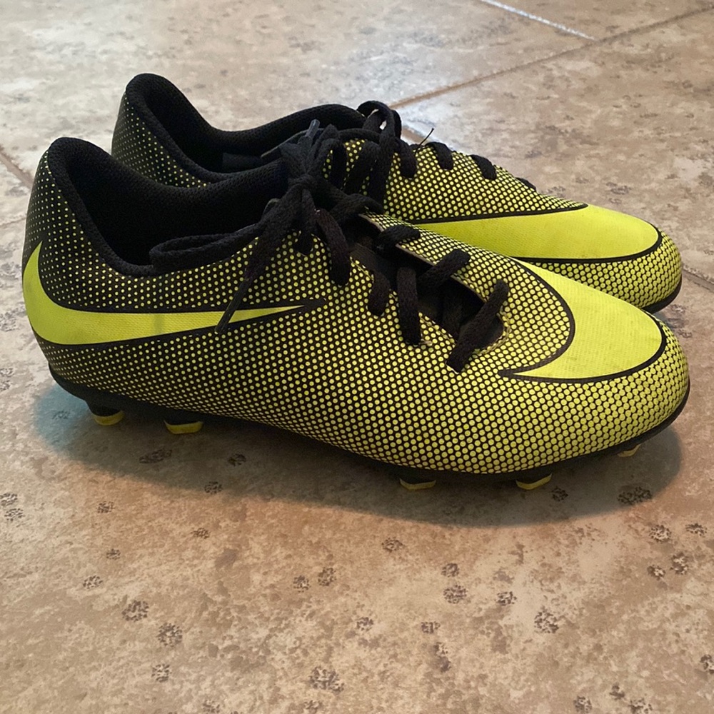 Nike soccer cleats size 5.5Y